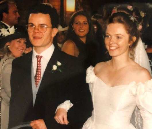 La fotógrafa británica Nicola Elizabeth Frost con su esposo Dominic Holland en su boda.