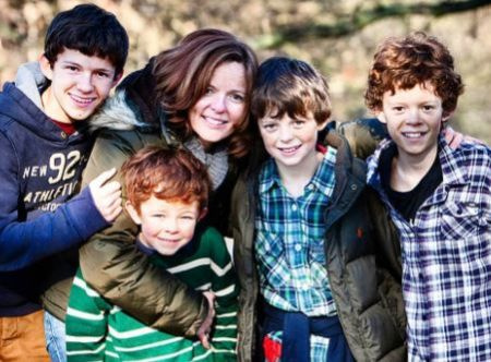 Nicola Elizabeth Frost con sus hijos, Tom, Sam, Harry y Paddy.