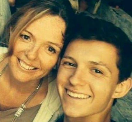 Nicola Elizabeth Frost y su hijo mayor, Tom Holland.