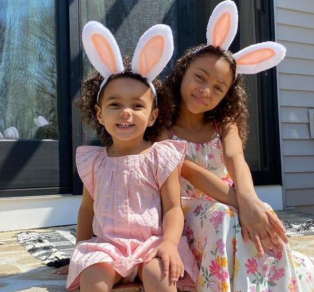 Avielle tiene una media hermana de su madre's new relationship.