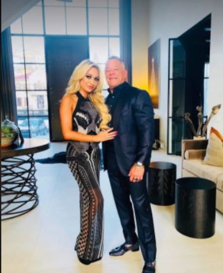   La modella di Instagram e beauty vlogger Juliana Carlos con suo marito e commerciante di vini, Chris Carlos.