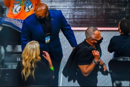   Chris e Juliana lasciano la partita del 2021 tra Hawks e Lakers.