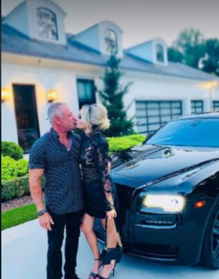   Il multimilionario Chris con sua moglie Juliana.