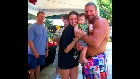 Triple H e Stephanie com sua filha, Aurora Levesque