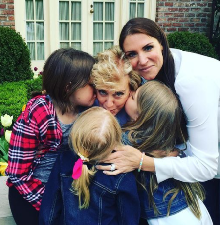Aurora Levesque com suas irmãs, mãe, Stephanie McMahon, e avó, Linda McMahon