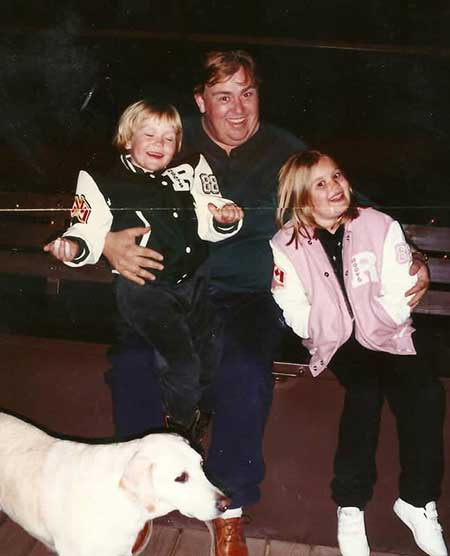   caramelo de romero's Husband And Children With Their Dog