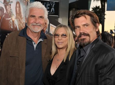   James Brolin, su actual esposa e hijo