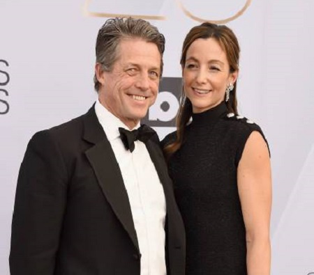 Anna está casada com Hugh Grant há três anos.