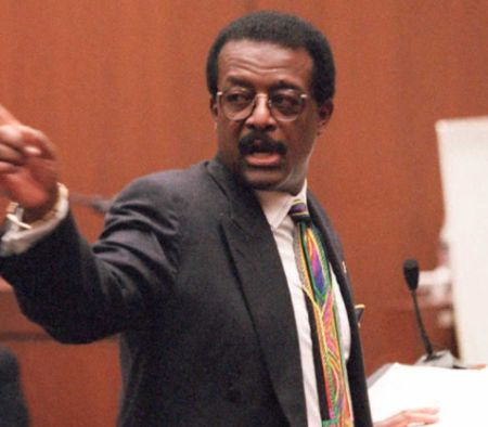   Cochran difese O.J. Simpson's case; Simpson was accused of killing his wife 