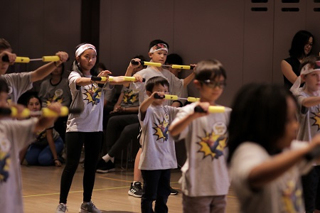 La Fundación Bruce Lee ayuda a los niños a fomentar su poder.