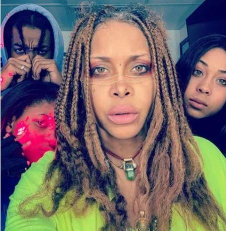 Seven tiene dos medias hermanas, Puma Sabti Curry y Mars Merkaba Thedford.