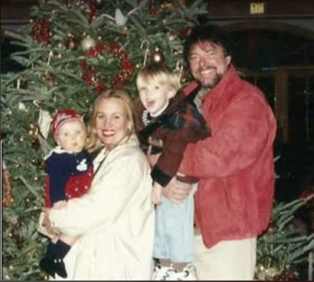 von links die Theaterautorin Elizabeth Francis Frakes, ihre Mutter Genie Francis, ihr Bruder Jamesson und ihr Vater und Star Trek Generations-Schauspieler Jonathan Frakes.