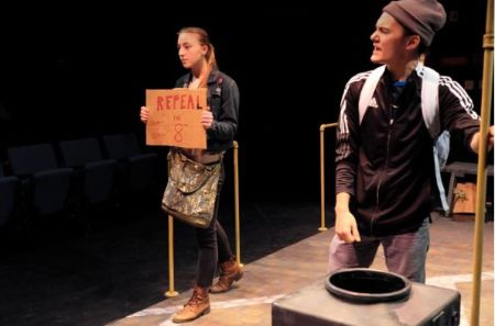 Elizabeth Francis Frakes und Ken Yoshikawa in Maz and Bricks.