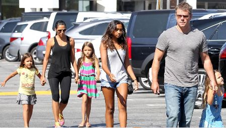   Alexia Barroso con su padrastro Matt Damon, madre y hermanos