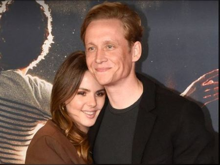 O namorado de Ruby O. Fee, Matthias Schweighofer é conhecido por filmes como Father joys e The Nanny