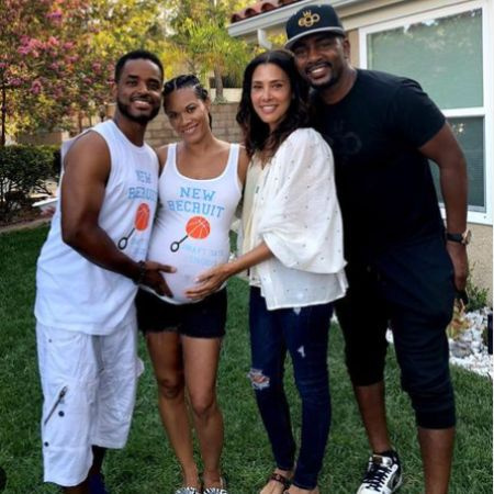   Tomasina che mostra il suo pancione