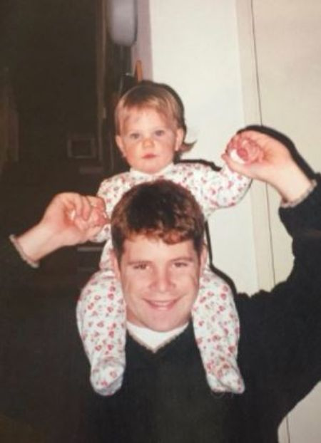 Ali Astin de niña con su padre actor, Sean Astin.