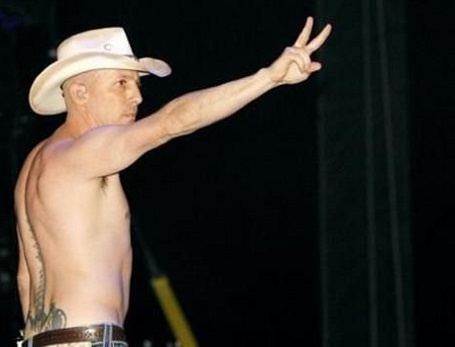 Maynard James Keenan se tatuó un escorpión en la espalda