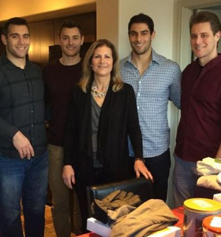 Desde la izquierda, Mike Garoppolo con sus hermanos Billy, Jimmy, Tony y su madre Denise.