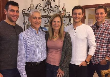 Mike en el extremo izquierdo con su padre Tony, su madre, Denise, Billy y Tony Jr.