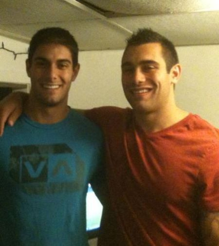 Mike Garoppolo, instructor de deportes de Niles North High School, con su hermano Jimmy Garoppolo