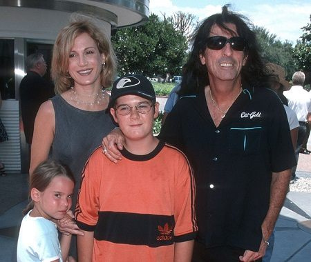 Los niños de Alice Cooper con Sheryl.