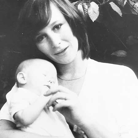 Elizabeth Ann Hanks' mother, Samantha died in 2002