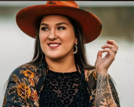 A cantora de Stones e artista de música country, Allie Colleen Brooks, também filha do cantor de Fences, Garth Brooks.