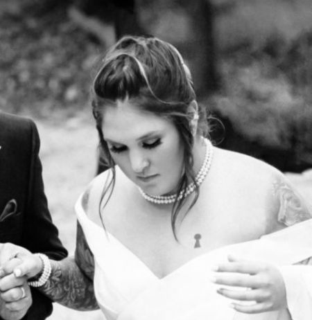A cantora dos Stones, Allie Colleen Brooks, em seu casamento em outubro de 2018.