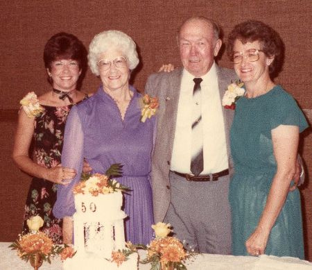Karen Boyer y con sus padres y hermana.