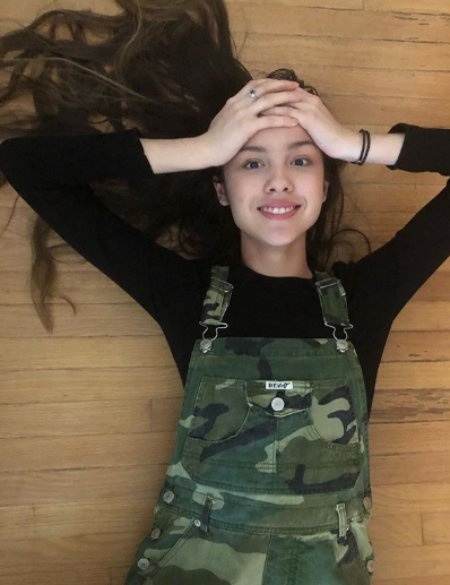 Olivia Rodrigo con vestido Camo.