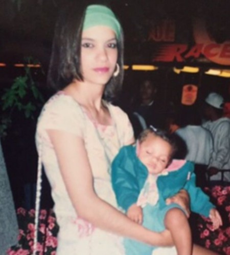 Erin de niña con su mamá.
