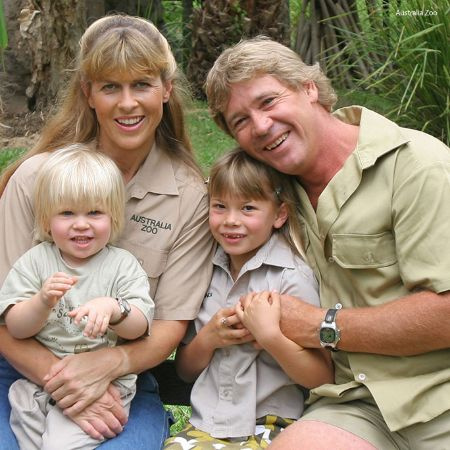   Bindi Irwin e suo fratello Robert da bambini siedono con i genitori mentre posano davanti alla telecamera
