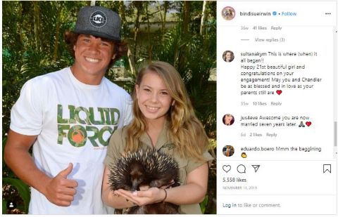   Bindi e Chandler posano insieme a Bindi che tiene in mano un koala mentre si incontrano per la prima volta