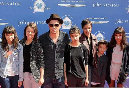   Keisha y Justin Chambers con sus cinco hijos