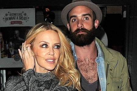 Joshua Sasse, então futuro marido Kylie Minogue.