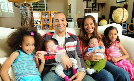 Coby avec sa femme et ses quatre enfants.
