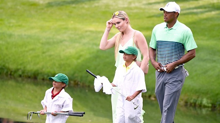 Charlie Axel Woods et sa sœur Sam encadrant leur père.