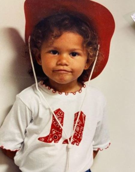 Zendaya es media hermana de Kaylee Stoermer Coleman. Kazembe después de divorciarse de Kaylee's mother married a white woman of German and Scottish ancestry named Claire Stoermer.