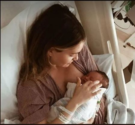   Aaron Paul e sua moglie, Lauren Parsekian, hanno accolto il loro primo figlio, una figlia, Story Anabelle Paul nel febbraio 2018.