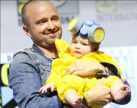   Aaron Paul ha portato sua figlia, Story nel 2018 al San Diego Comic Con durante il decimo anniversario di Breaking Bad.