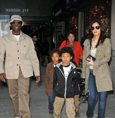 Akhenetan Kihwa T Snipes en el medio con su madre, Nakyung Park y su padre, Wesley Snipes.
