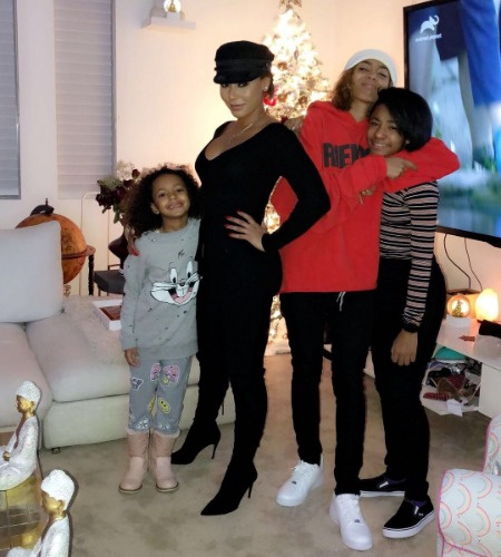 Ángel Iris Murphy Brown vive con su mamá Melanie Brown