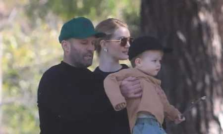 Jack Oscar Statham brincando em um parque com os pais