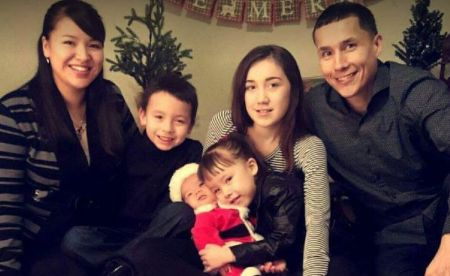   Ricko DeWilde, residente nel deserto e cacciatore, con la sua compagna, Rona Vent, all'estrema sinistra.