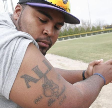 Tatuaje de Asad Ali.