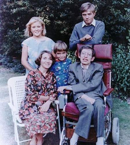   Timothy Hawking con los miembros de su familia, incluido su padre biológico Stephan.