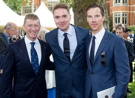   Tim Hawking con Tim Peake y Benedict Cumberbatch en el Servicio de Acción de Gracias en la Abadía de Westminster.
