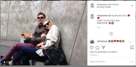 Rhea y su futuro esposo Graham posan juntos mientras visitan el Museo de Young el día de San Valentín