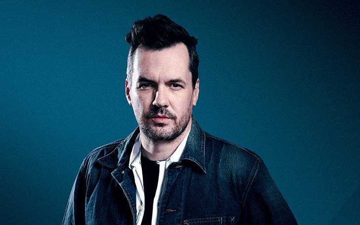   Il comico Jim Jefferies ha una ragazza: conosce la sua famiglia, la sua ragazza e il suo figlio